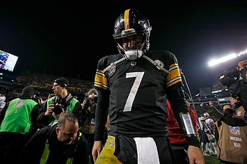 Ben Roethlisberger walks off field after game against New England Patriots.