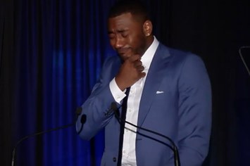John Wall tears up during Kentucky Athletics Hall of Fame speech.