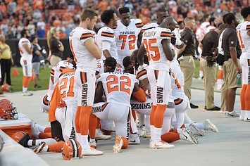 Cleveland Browns hold national anthem protest.