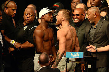 conor mcgregor and floyd mayweather weigh in