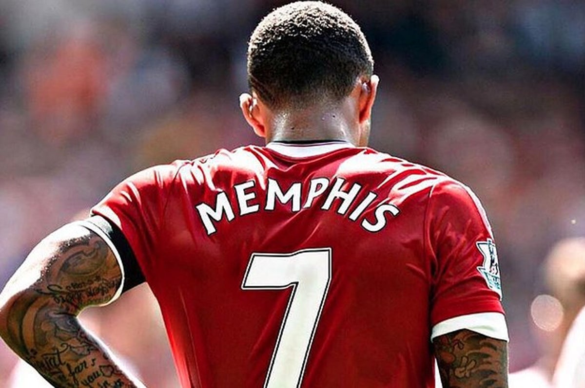 Memphis Depay shows off his MASSIVE thighs as Manchester United