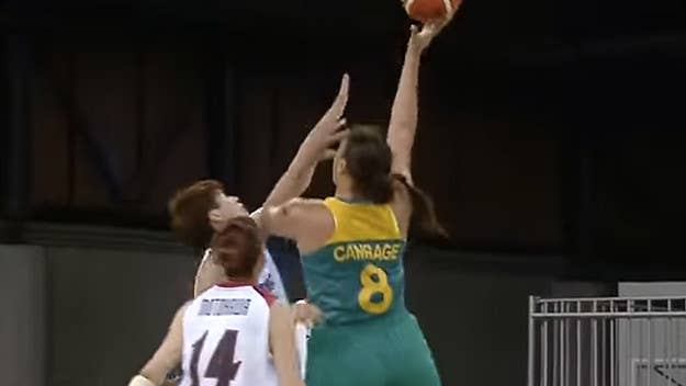 Liz Cambage with a massive 18 points in fourth quarter to secure a fourth-straight win for the Opals