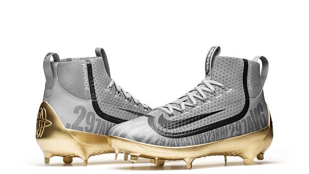After Josh Donaldson won the American League MVP award last night, Nike hand delivered a custom pair of cleats to him in congratulations.
