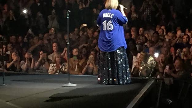 Adele wore a Blue Jays jersey for her second last show in Toronto at the Air Canada Centre