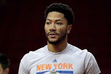 Derrick Rose warms up before game.