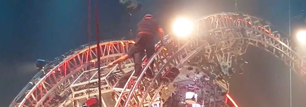 Tommy Lee Got Stuck Upside Down on a Drum Roller Coaster at M tley