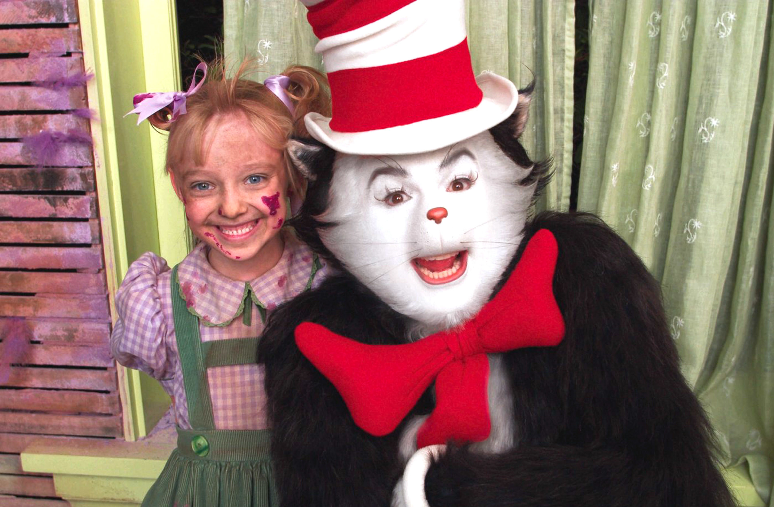 Dakota Fanning and Mike Myers in &quot;The Cat in the Hat&quot;