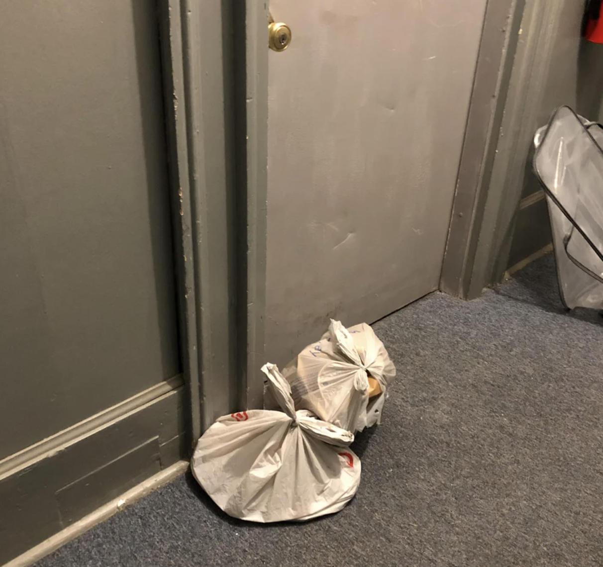 14 Crappy Apartment Neighbor Photos - 84