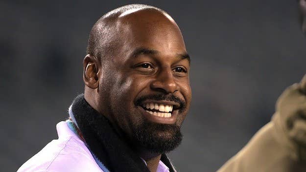 Donovan McNabb is not happy at all about Syracuse restoring the legendary No. 44 jersey and he took to Twitter to vent about it.