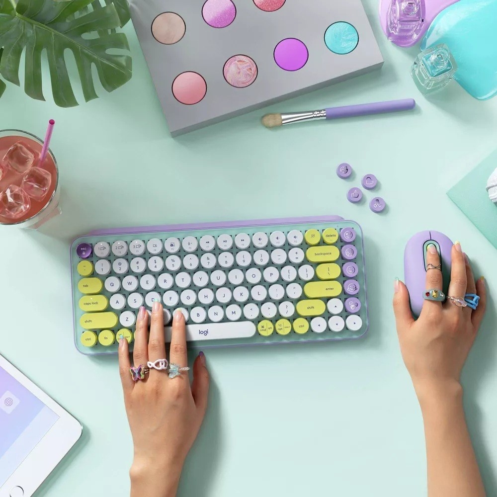 A model using the light blue keyboard with a lavender mouse