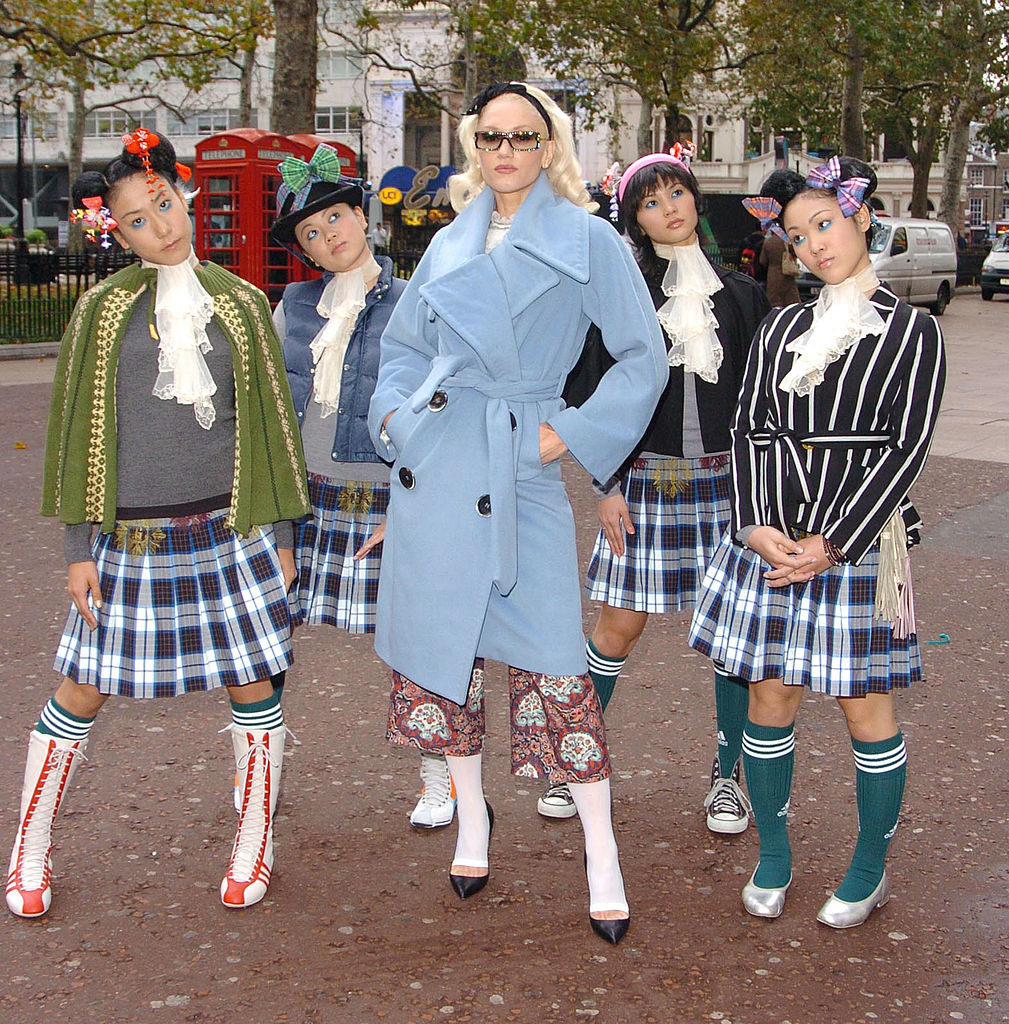 Gwen posing for photographers with her four dancers