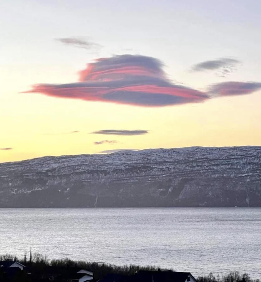 A cloud shaped like a brimmed hat above water