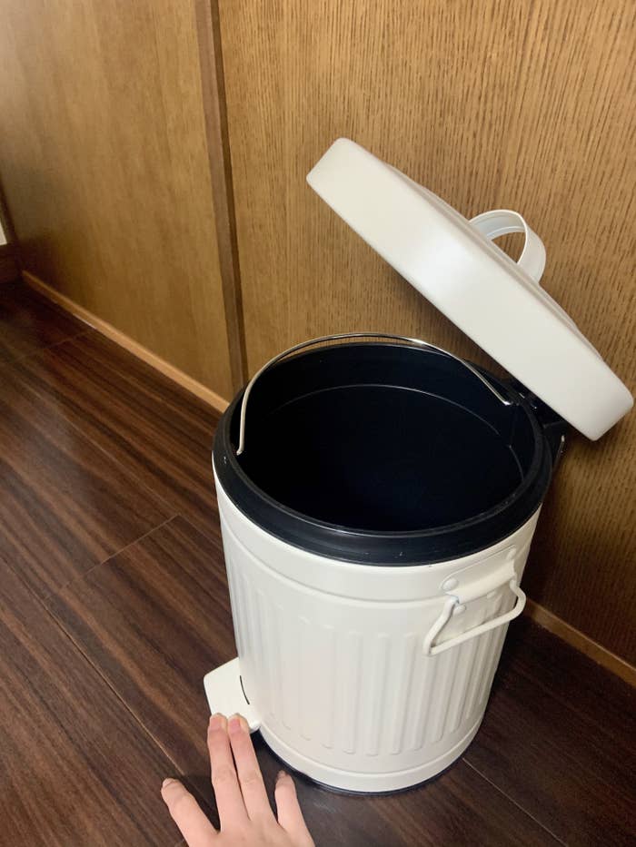 ニトリの便利なゴミ箱「ペダルペールソフトクローズ 5L(アイボリー)」