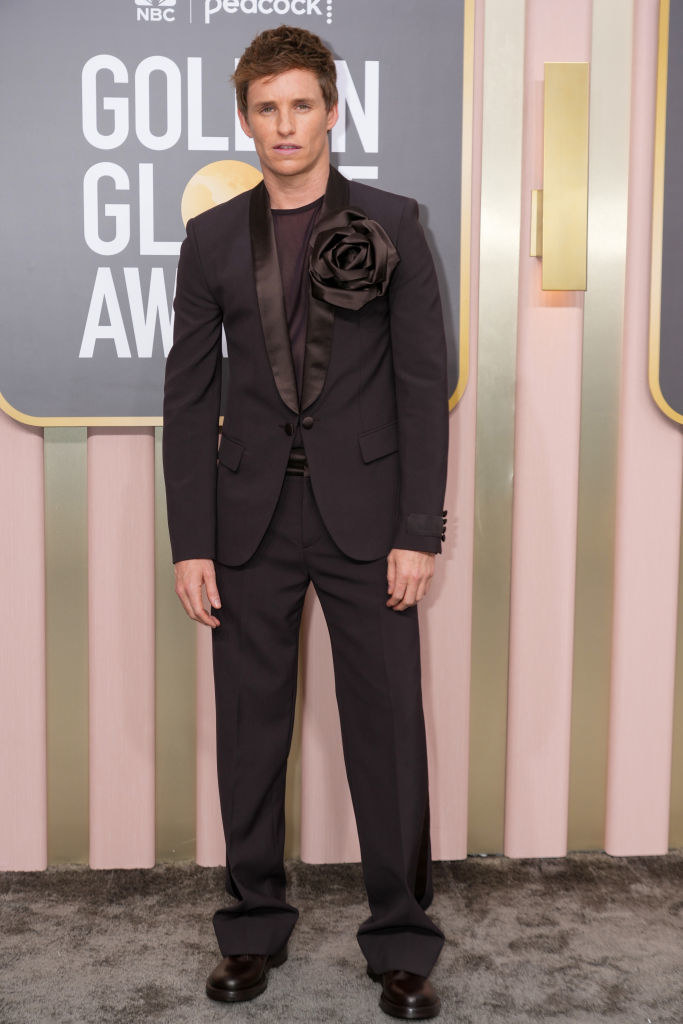 Eddie Redmayne attends the 80th Annual Golden Globe Awards in a deep neutral suit