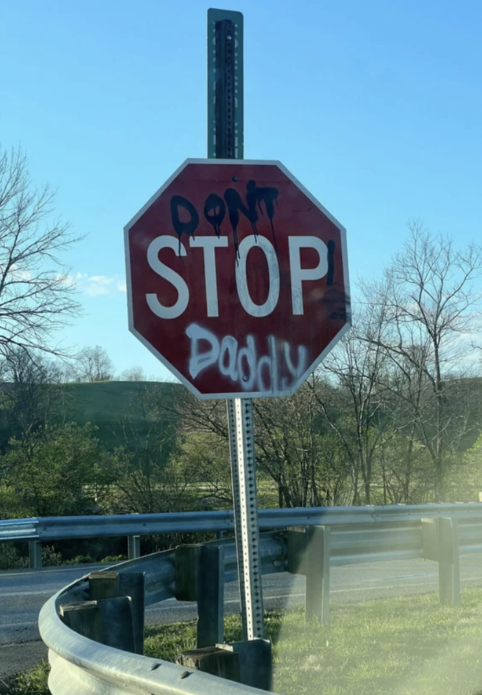 A stop sign has been spray painted so it now says &quot;don&#x27;t stop daddy&quot;