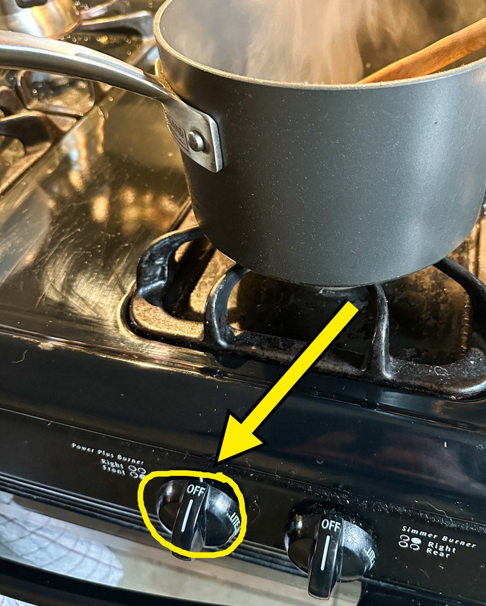 arrow pointing to the stove turned to the off position in front of a boiling saucepan of pastina