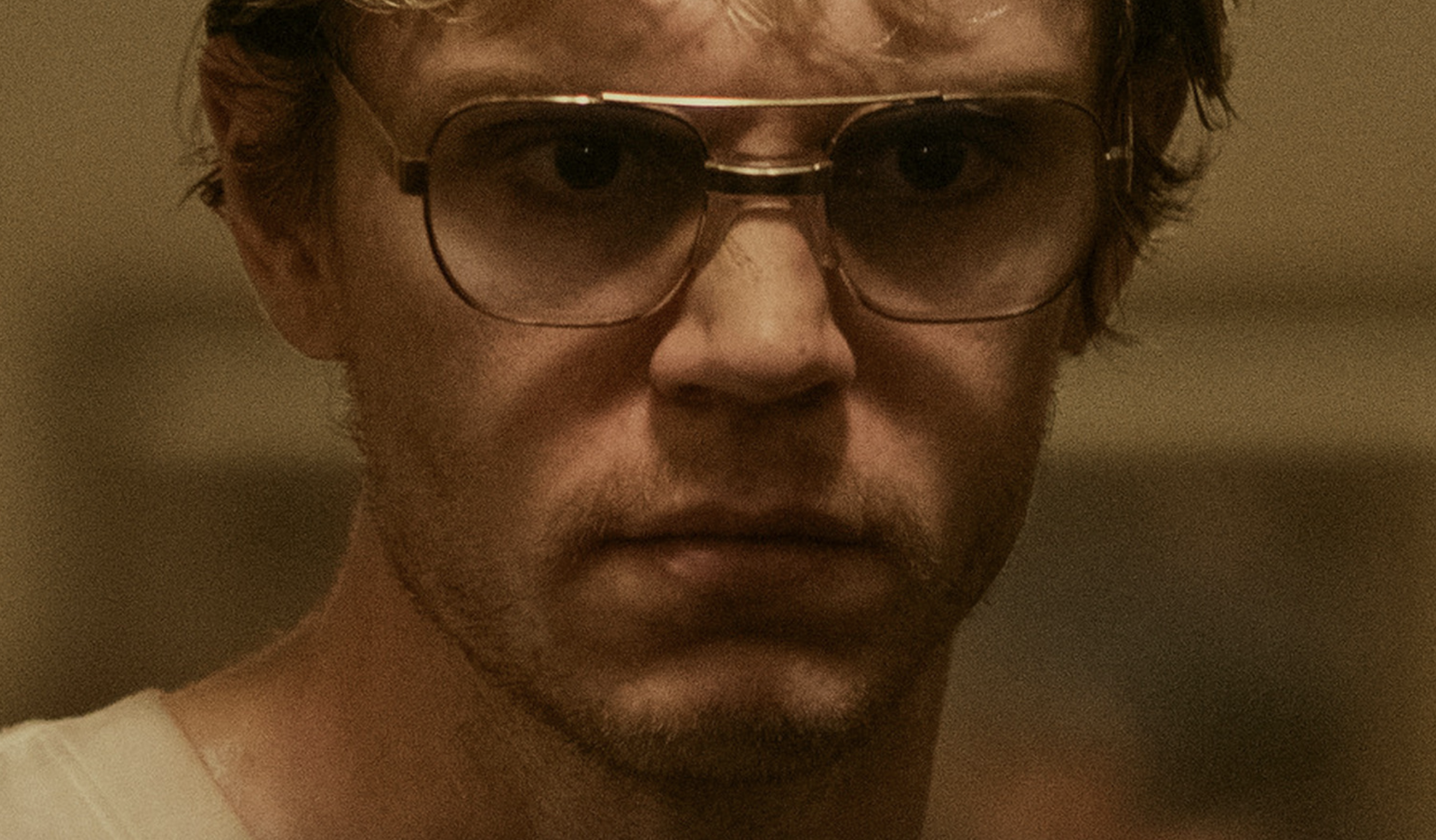 Monster the jeffrey dahmer story. Эван Питерс Джеффри Дамер. Монстр Джеффри Дамер.