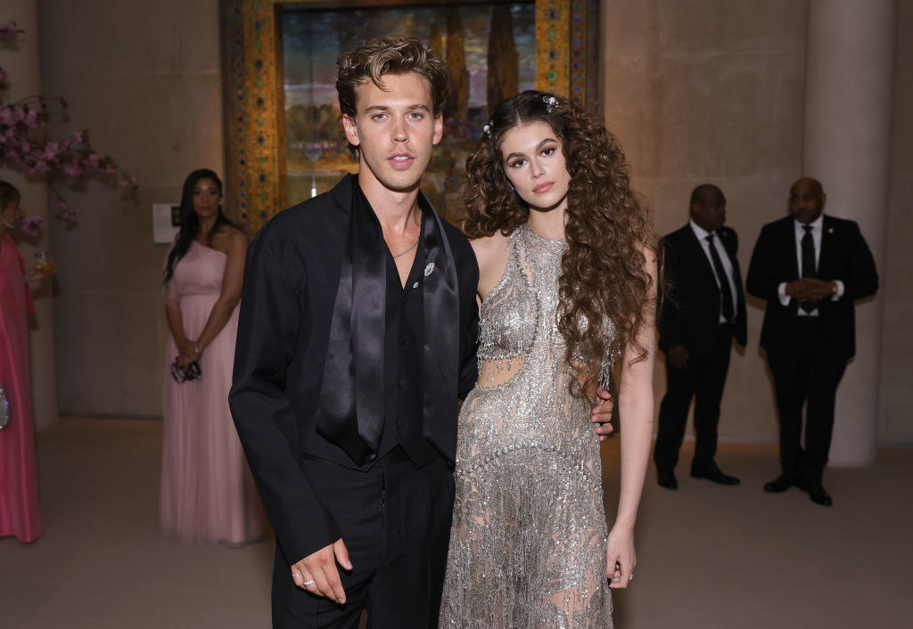 Austin and Kaia posing at the Met Gala