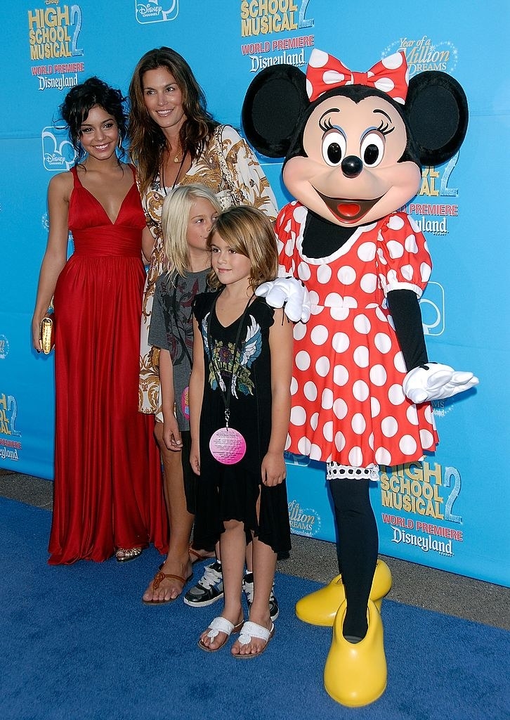 Vanessa, Cindy Crawford, Kaia, and another child on the red carpet with Minnie Mouse
