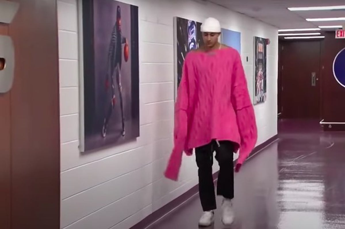 Kyle Kuzma Roasted Over Massive Pink Sweater by Hornets Announcers😂 