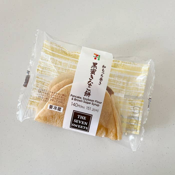 セブン-イレブンのおすすめのスイーツ「和もっち巻き 黒蜜きなこ餅」