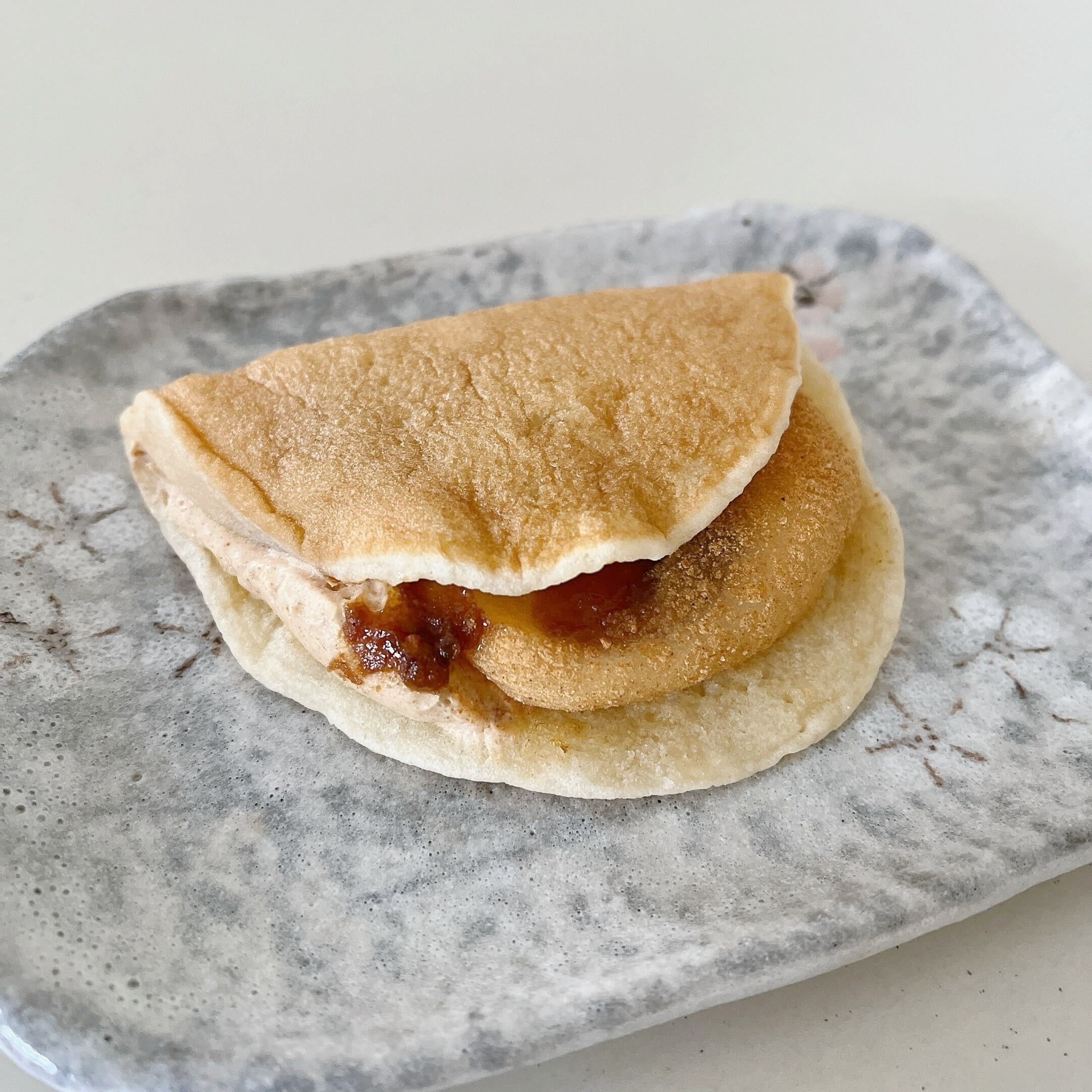 セブン-イレブンのおすすめのスイーツ「和もっち巻き 黒蜜きなこ餅」