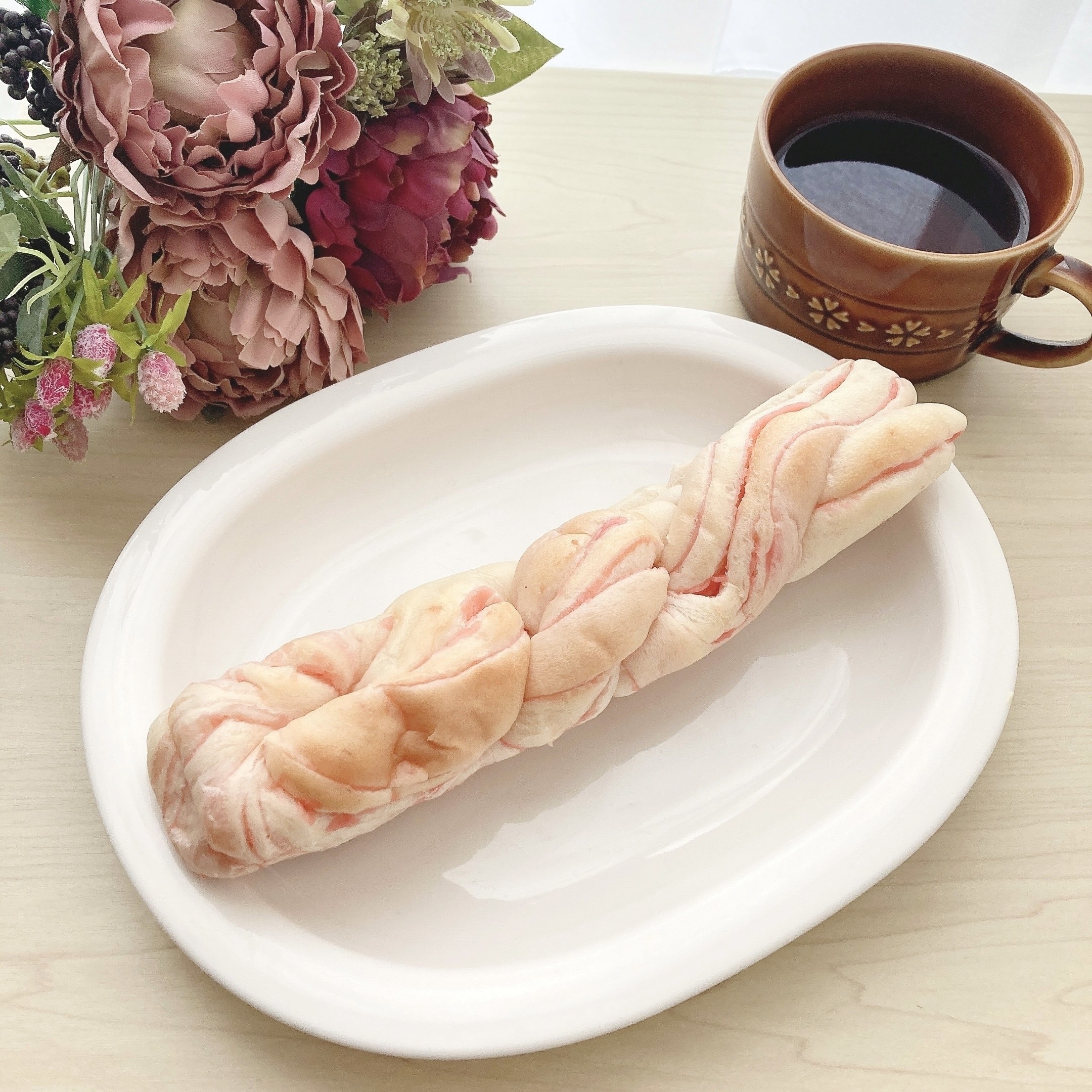 LAWSON(ローソン)のおすすめのスイーツ「ツイストホイップサンド いちごミルク」