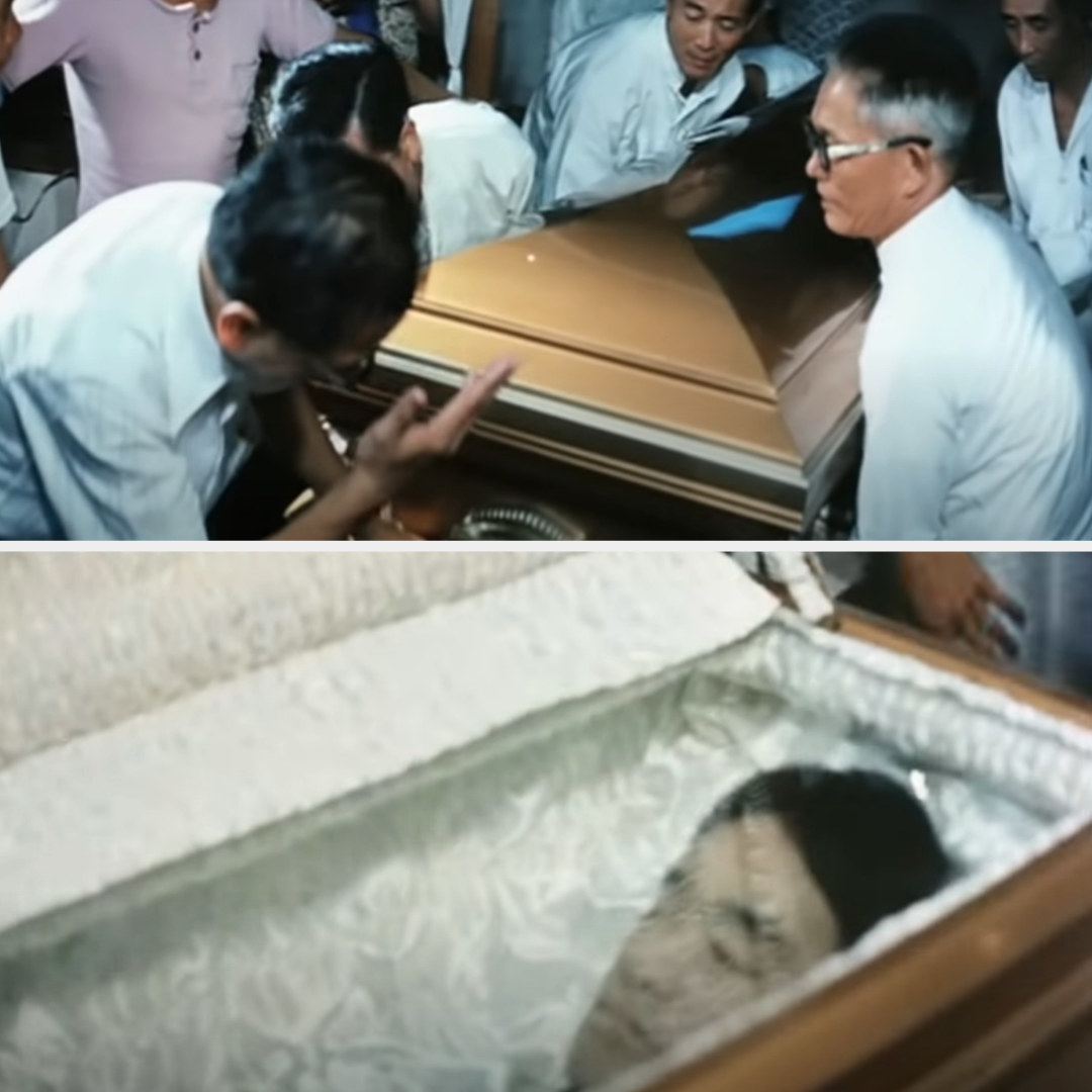 Close-up of Bruce Lee&#x27;s coffin and body