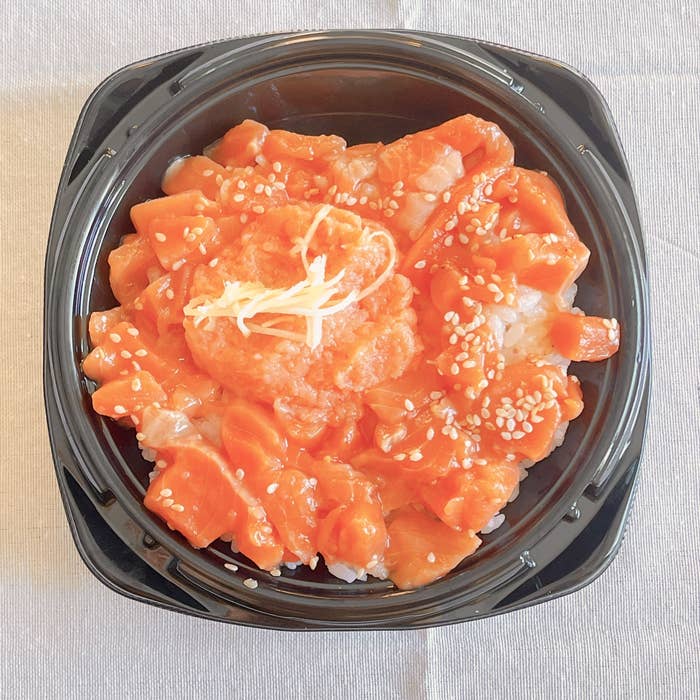 ミニストップのおすすめのフード「漬け風サーモン丼」