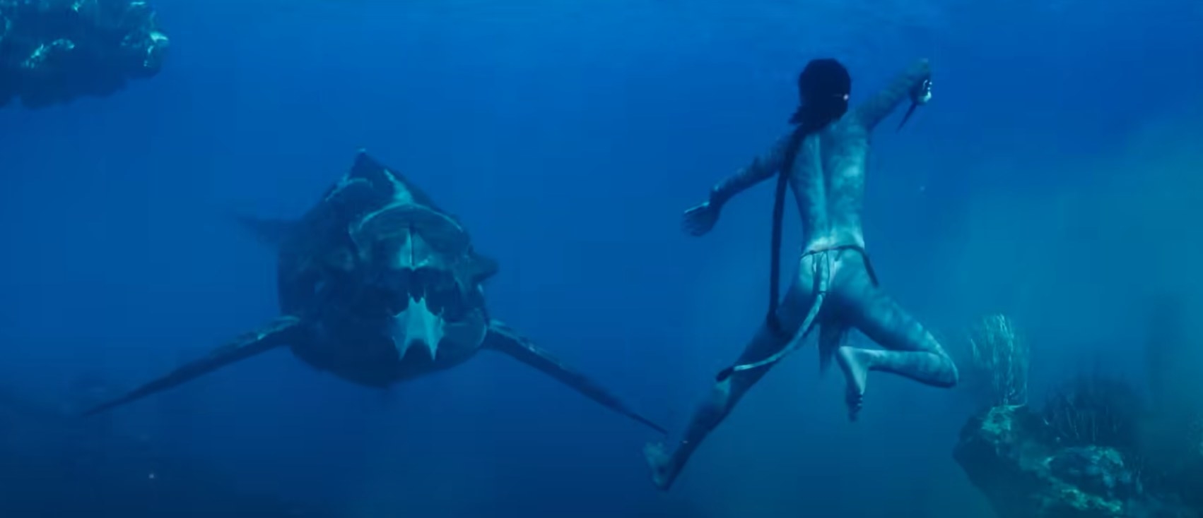 Avatar 2 underwater scene with Na&#x27;vi and sea creature