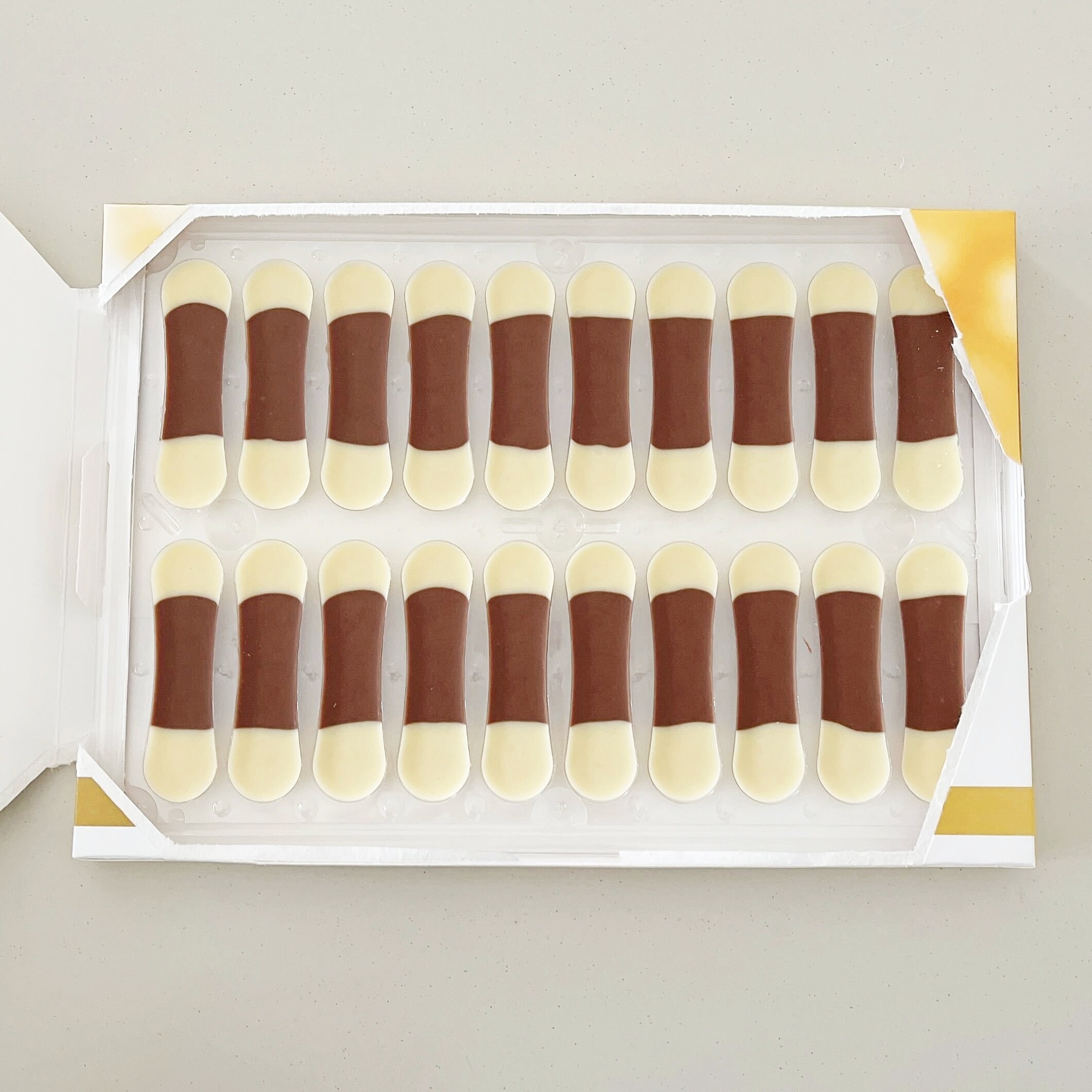 KALDI（カルディ）のオススメのチョコレート「カーラ　キッテンズキッス（ミルク＆ホワイト）100g」