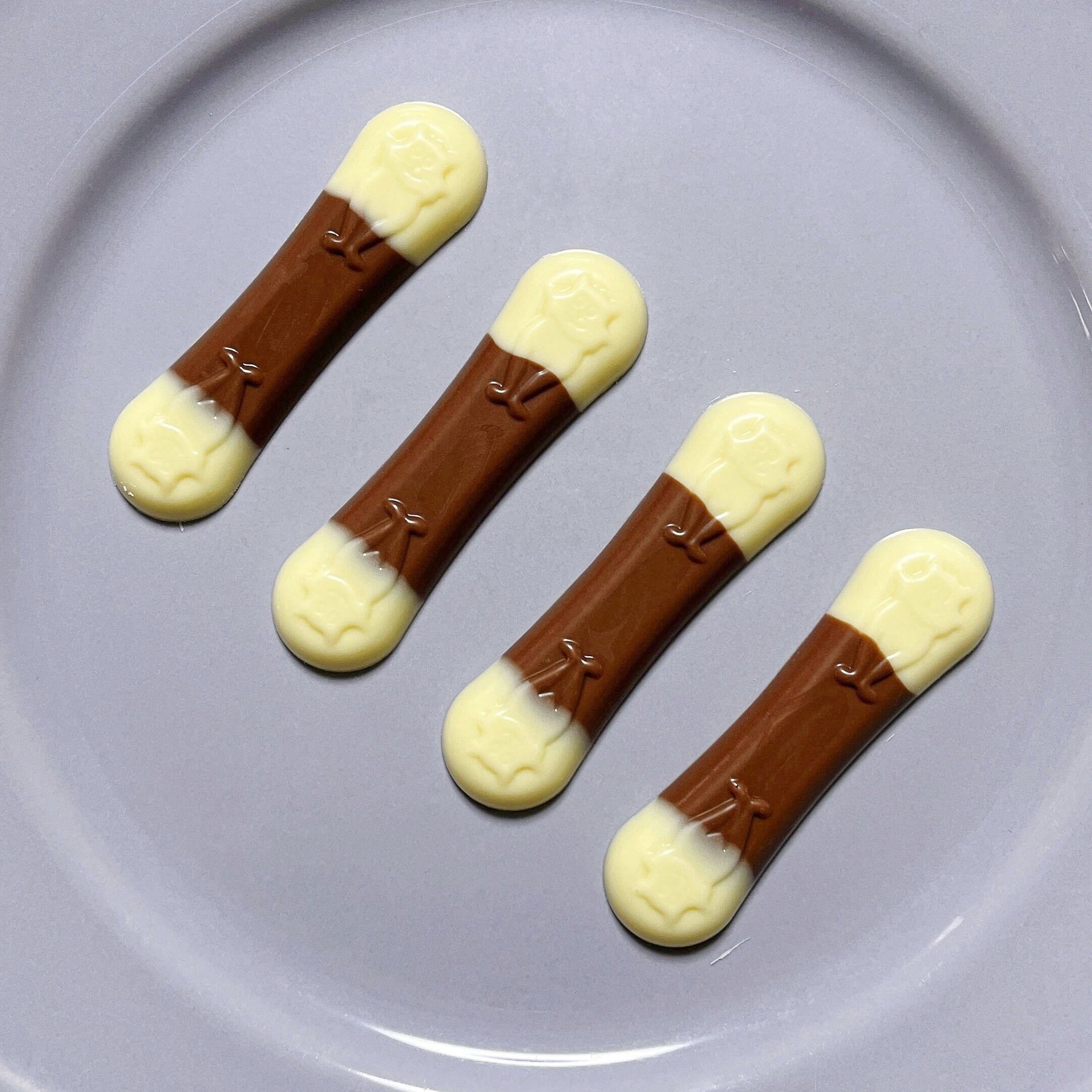 KALDI（カルディ）のオススメのチョコレート「カーラ　キッテンズキッス（ミルク＆ホワイト）100g」