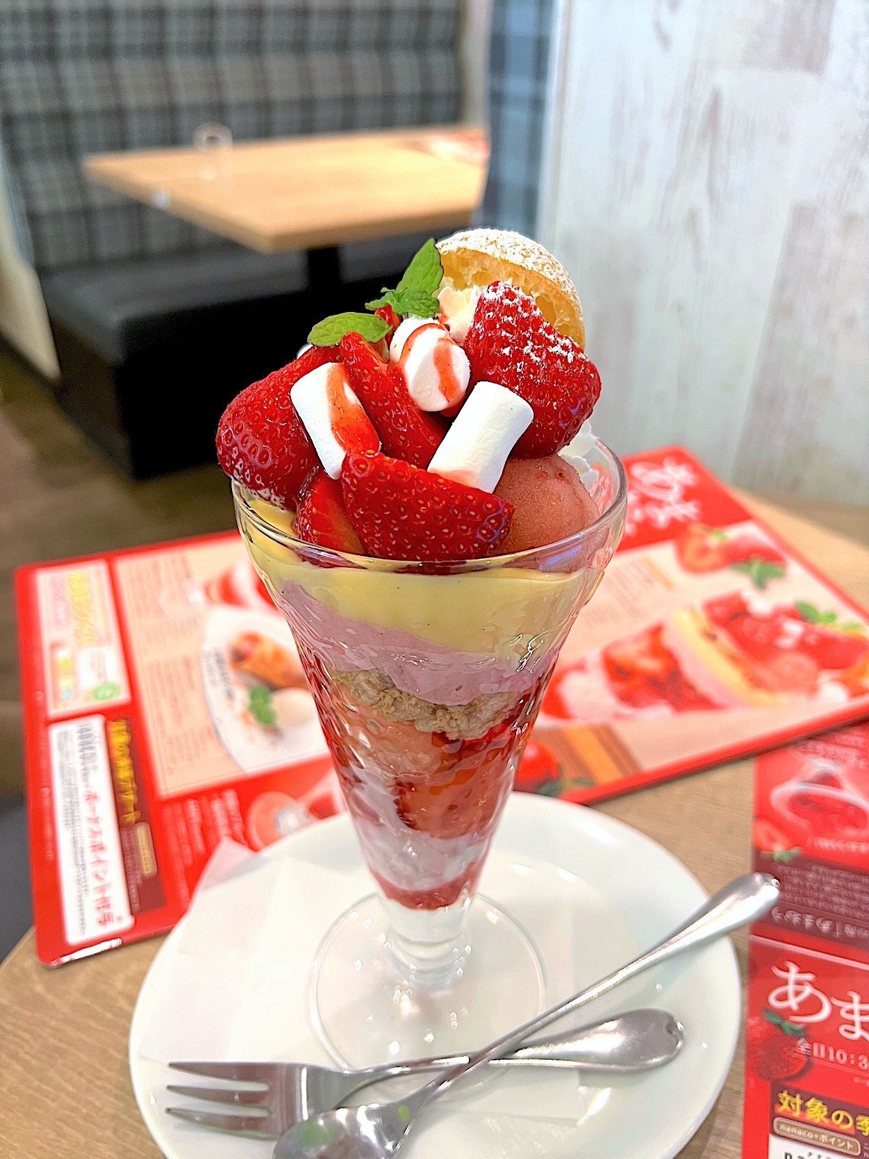 デニーズ新作】いくらなんでも盛りすぎでしょ！いちごたっぷりの