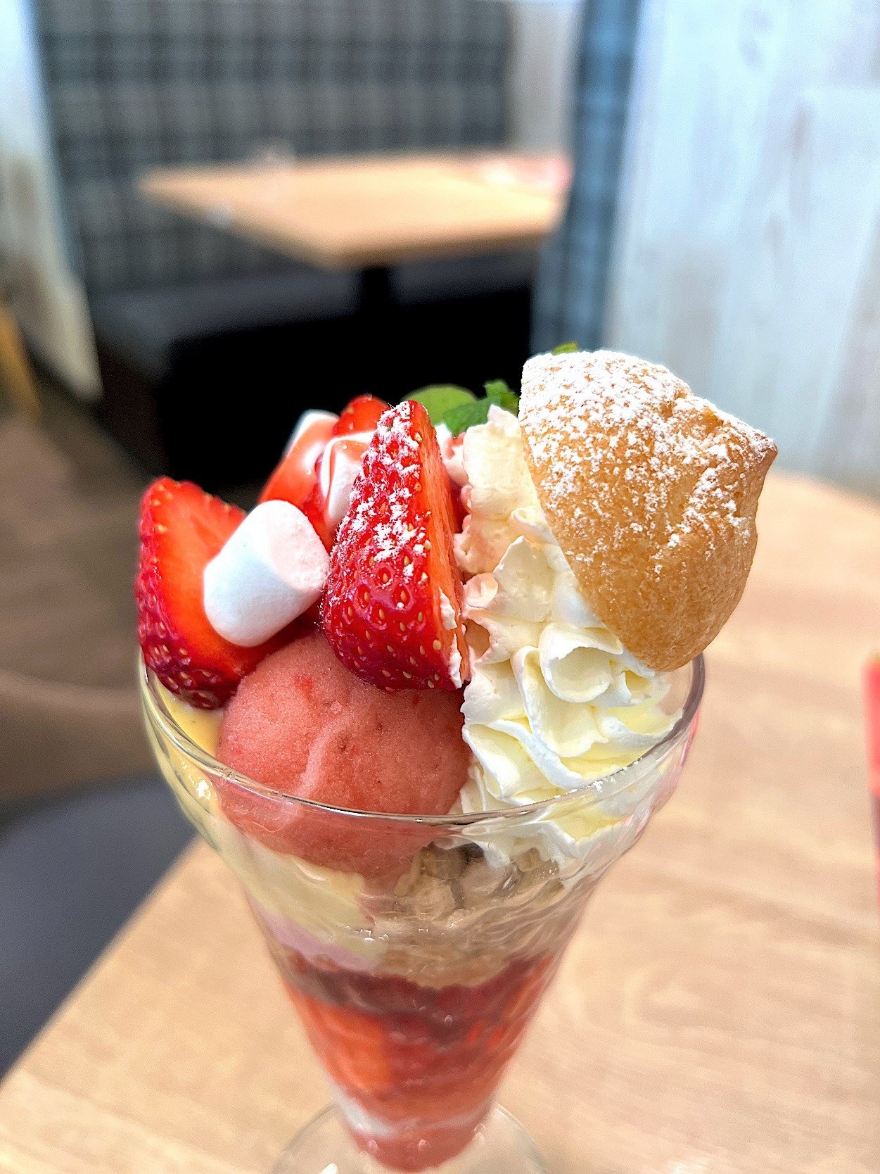 デニーズ新作】いくらなんでも盛りすぎでしょ！いちごたっぷりの