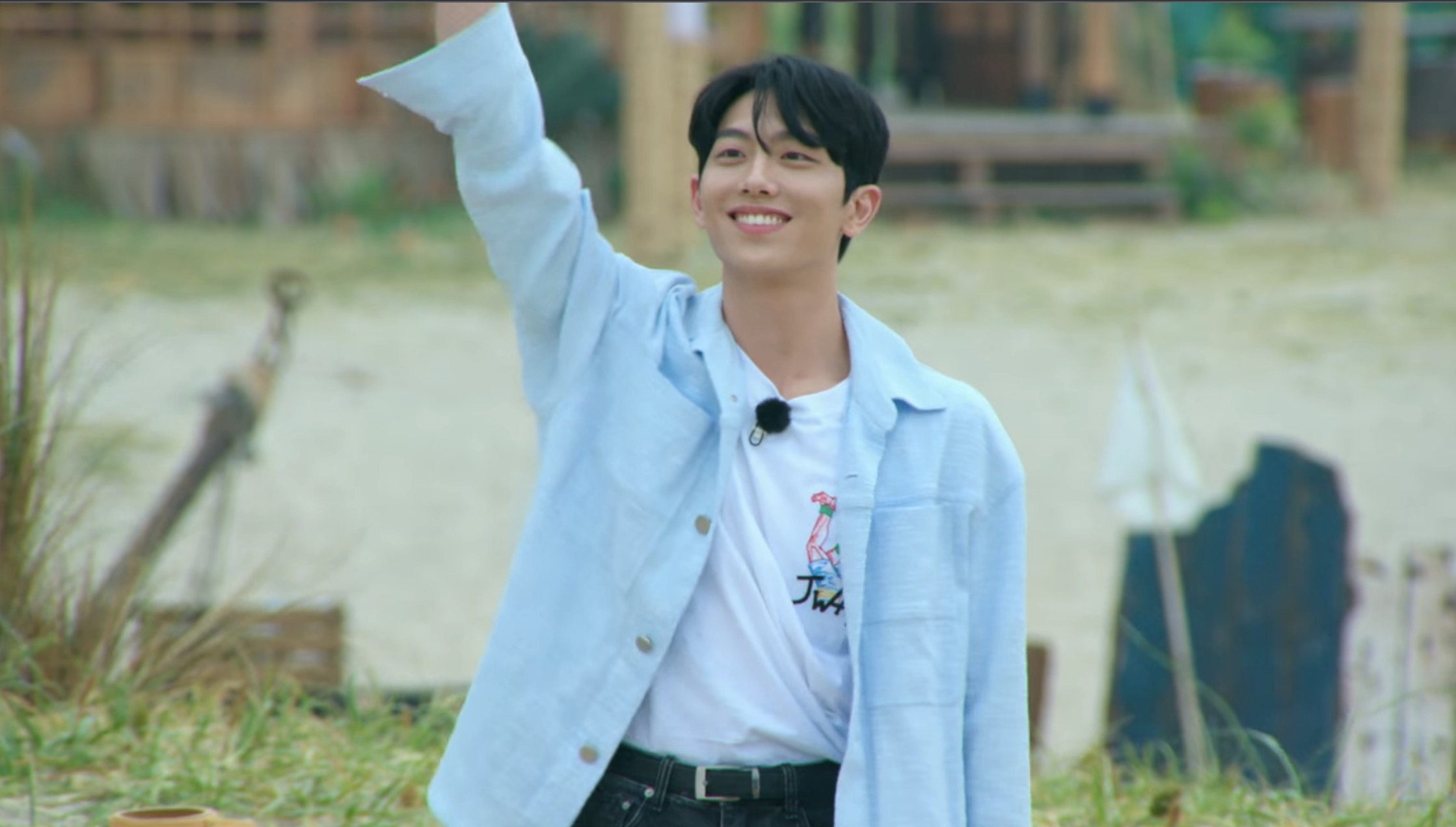 Han-bin smiles and waves enthusiastically
