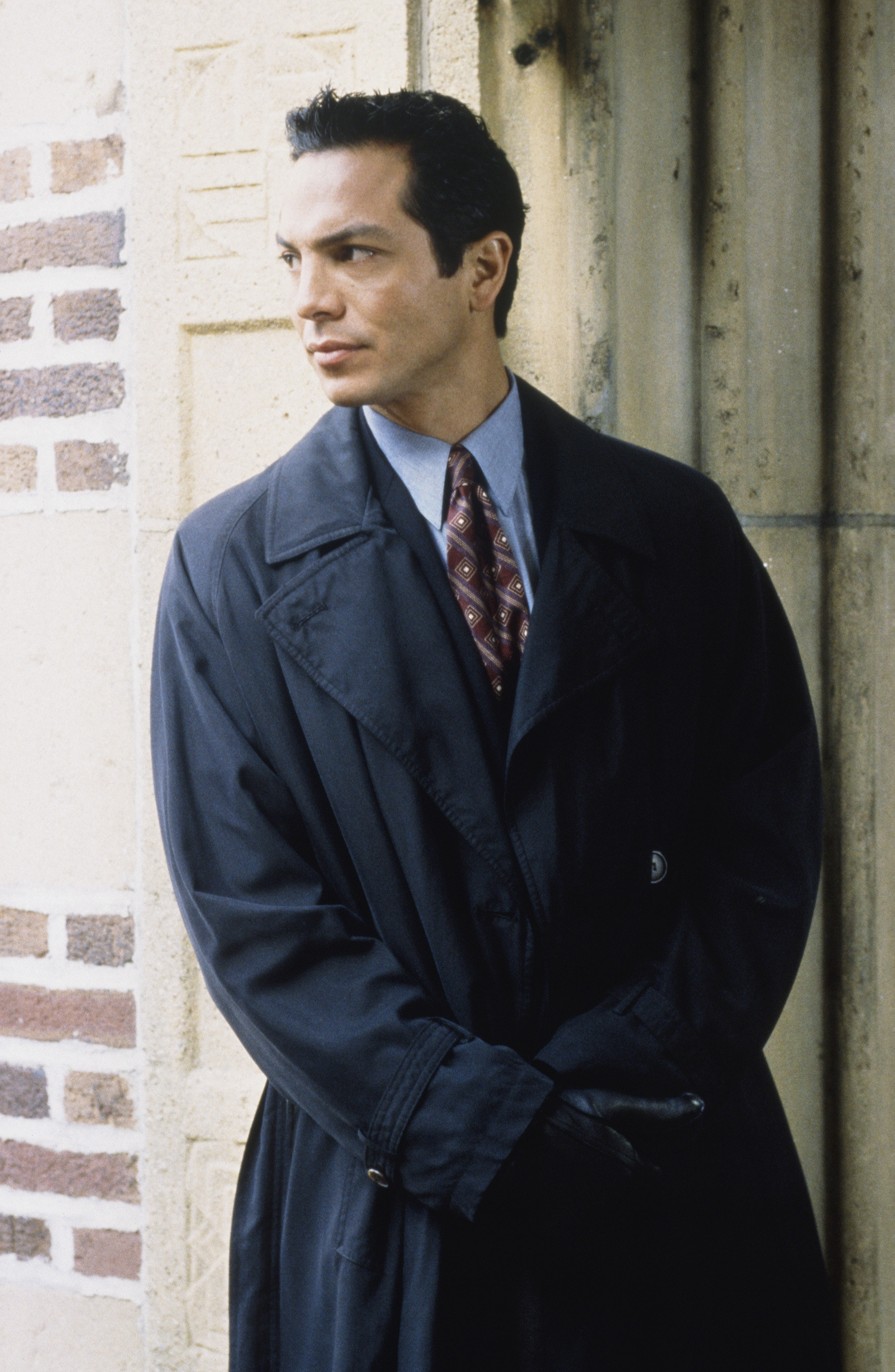 Benjamin Bratt as Detective Rey Curtis