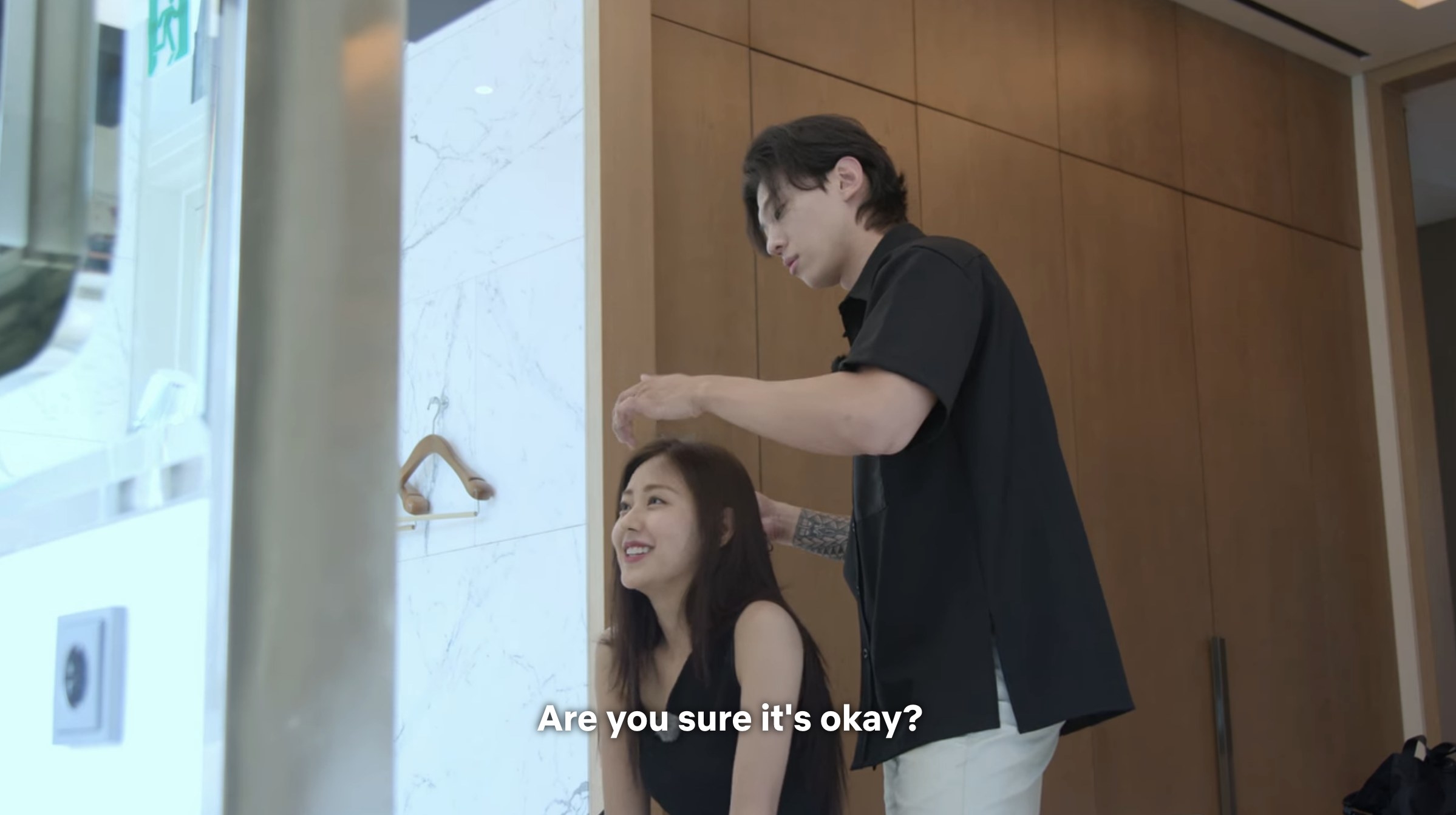 Seul-ki smiles and asks, &quot;Are you sure it&#x27;s okay?&quot; while Jin-young straightens her hair