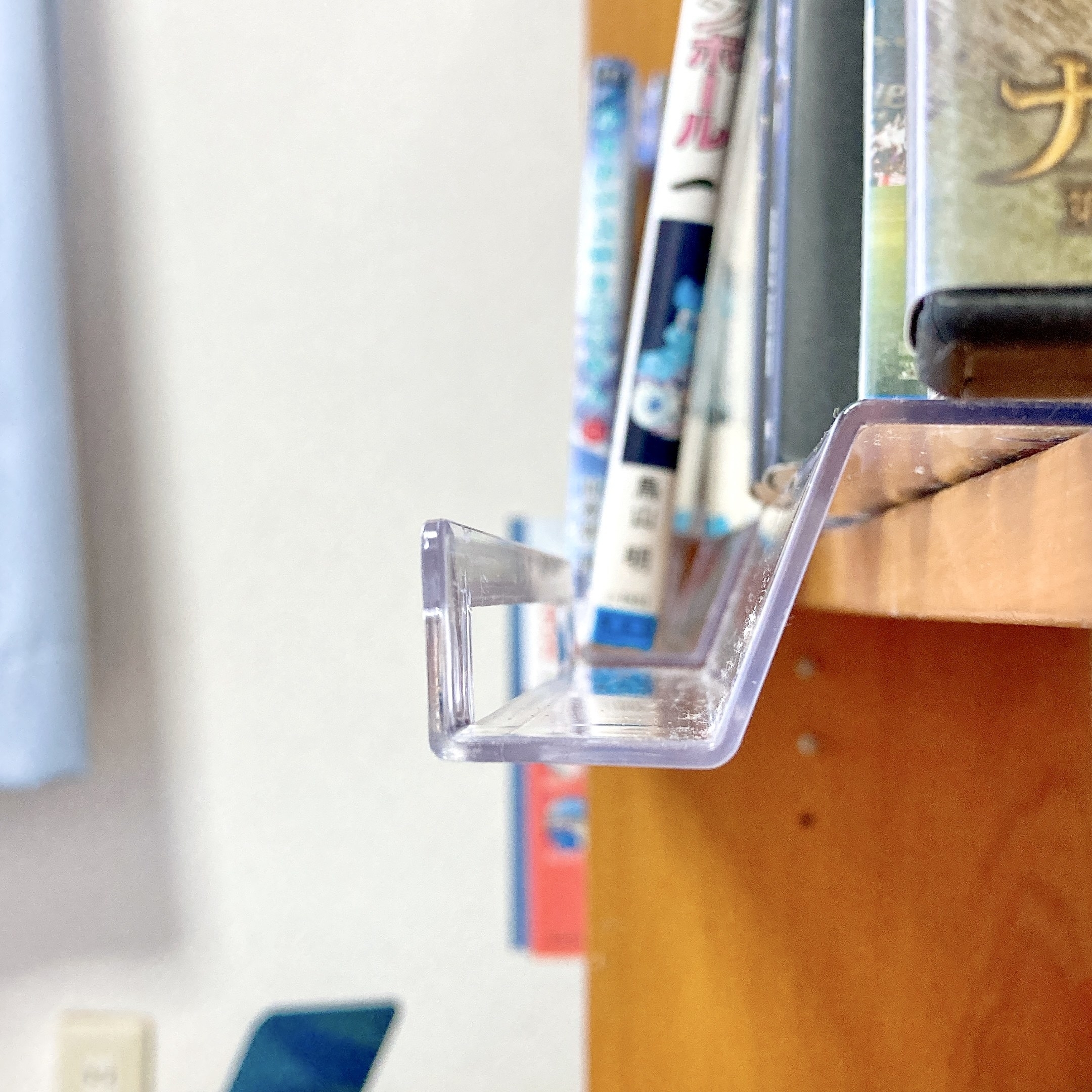 DAISO（ダイソー）のおすすめ便利アイテム「漫画を飾れる棚」