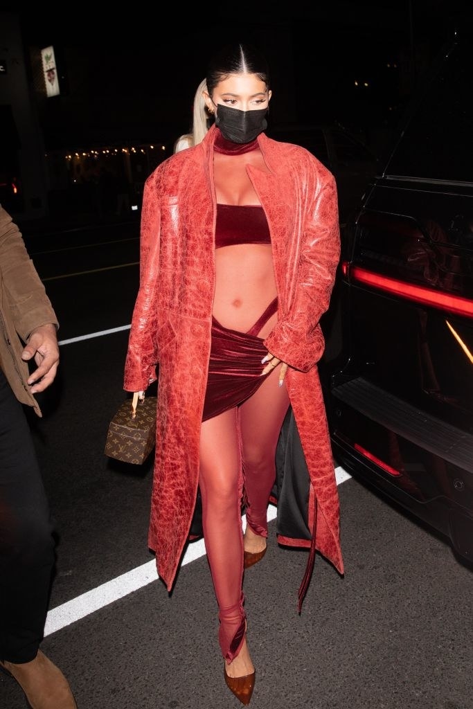 kylie jenner wearing a mask