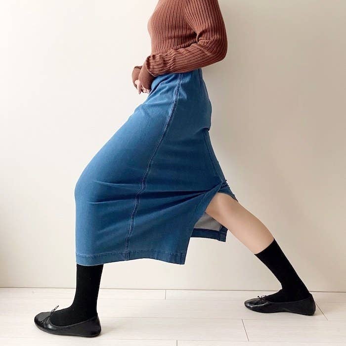 UNIQLO（ユニクロ）の楽ちんスカート「デニムジャージーナローロングスカート（丈標準80～84cm）」