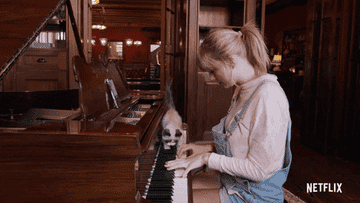 taylor swift&#x27;s cat walks on piano