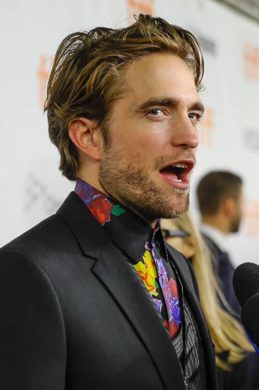 Robert Pattinson Looks Dapper in Sleek Suit at 'Mickey 17' World Premiere  in London: Photo 5125981 | Anamaria Vartolomei, Bong Joon-ho, Emma Wall,  Holliday Grainger, Jeremy Strong, Katherine Langford, Mark Ruffalo, Mickey, image size:900x1353