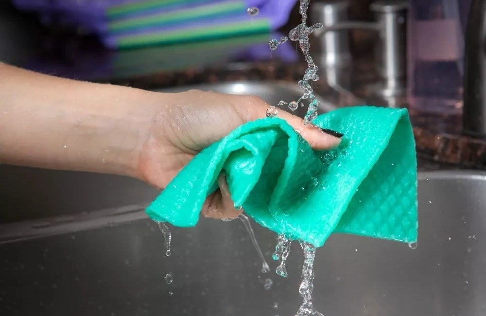 A model washing the teal sponge cloth