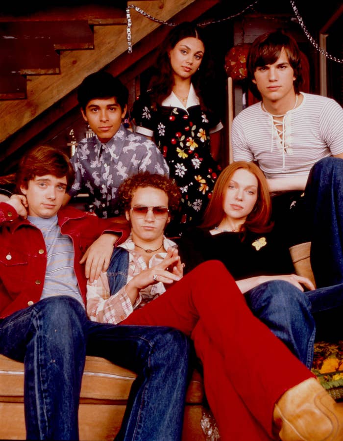 Cast of That &#x27;70s Show, sitting on or around a couch