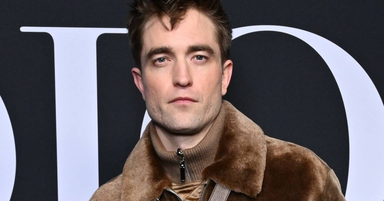 Robert Pattinson założył spódnicę na Dior Paris Fashion Week