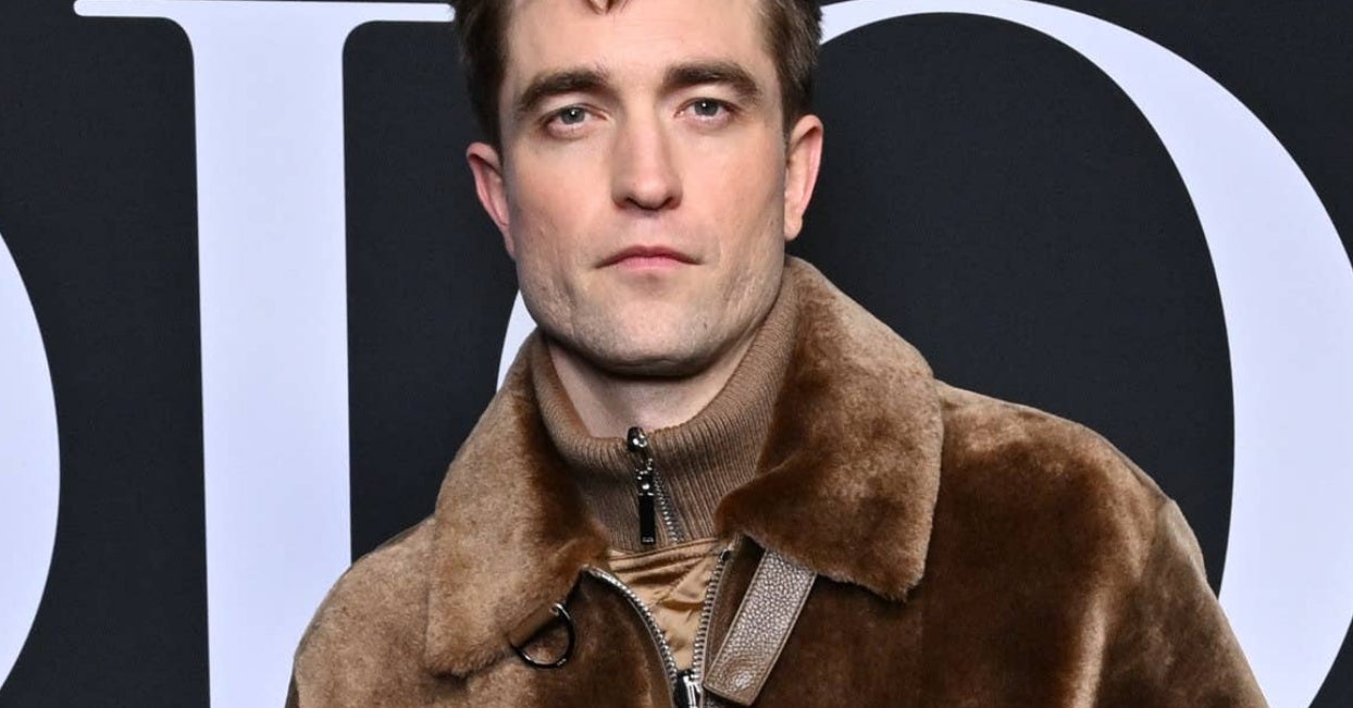 Robert Pattinson trägt den Rock auf der Dior Fashion Week in Paris