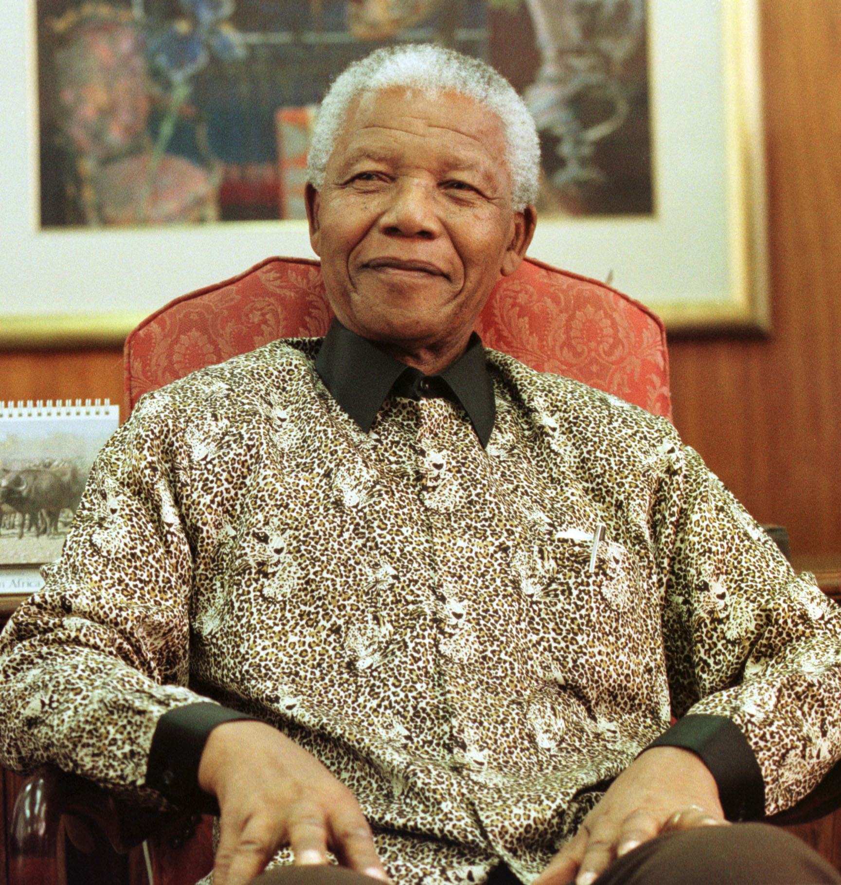 Nelson Mandela poses for photographers in the South African embassy