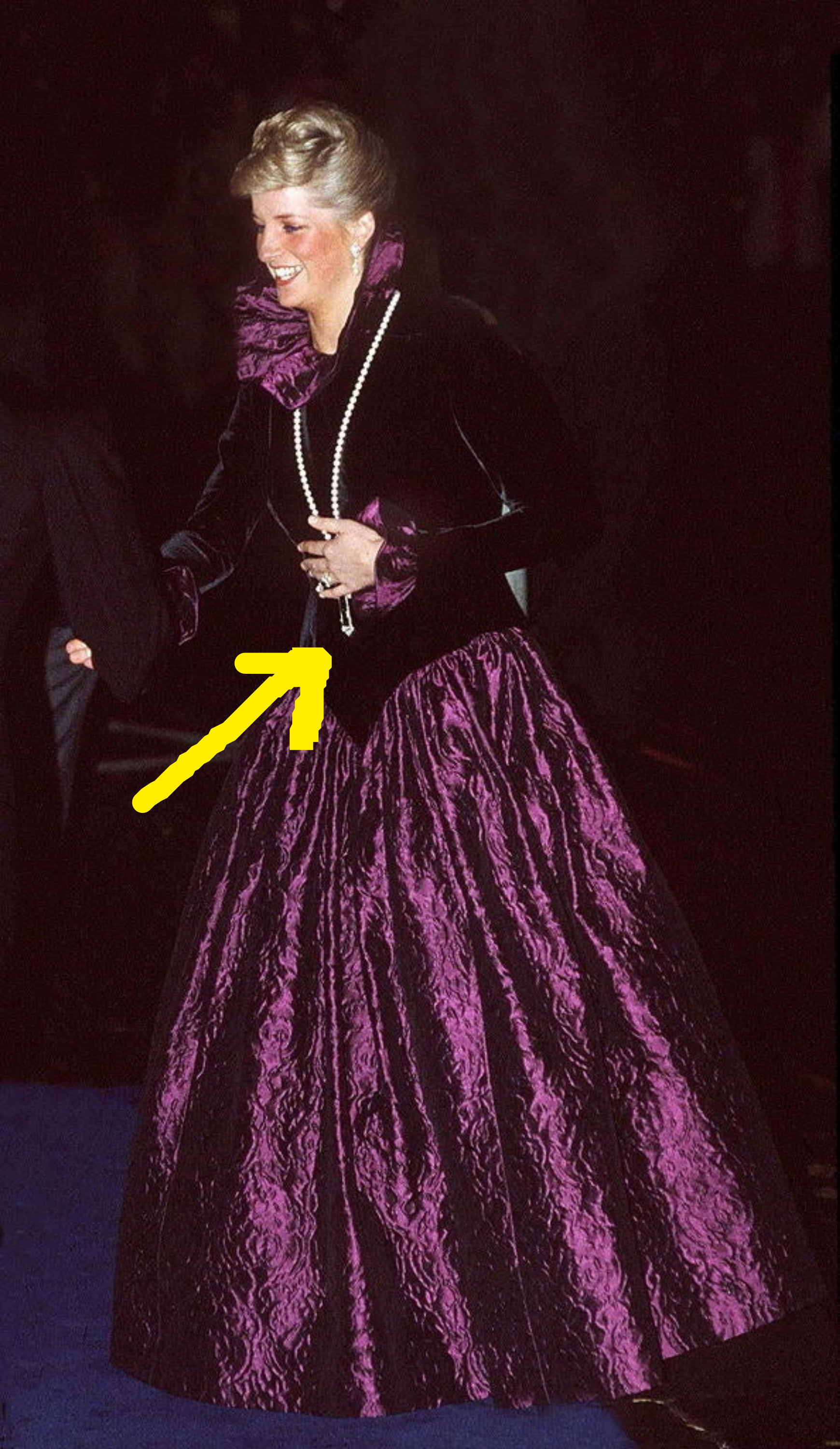 Arrow pointing to the necklace worn on princess diana