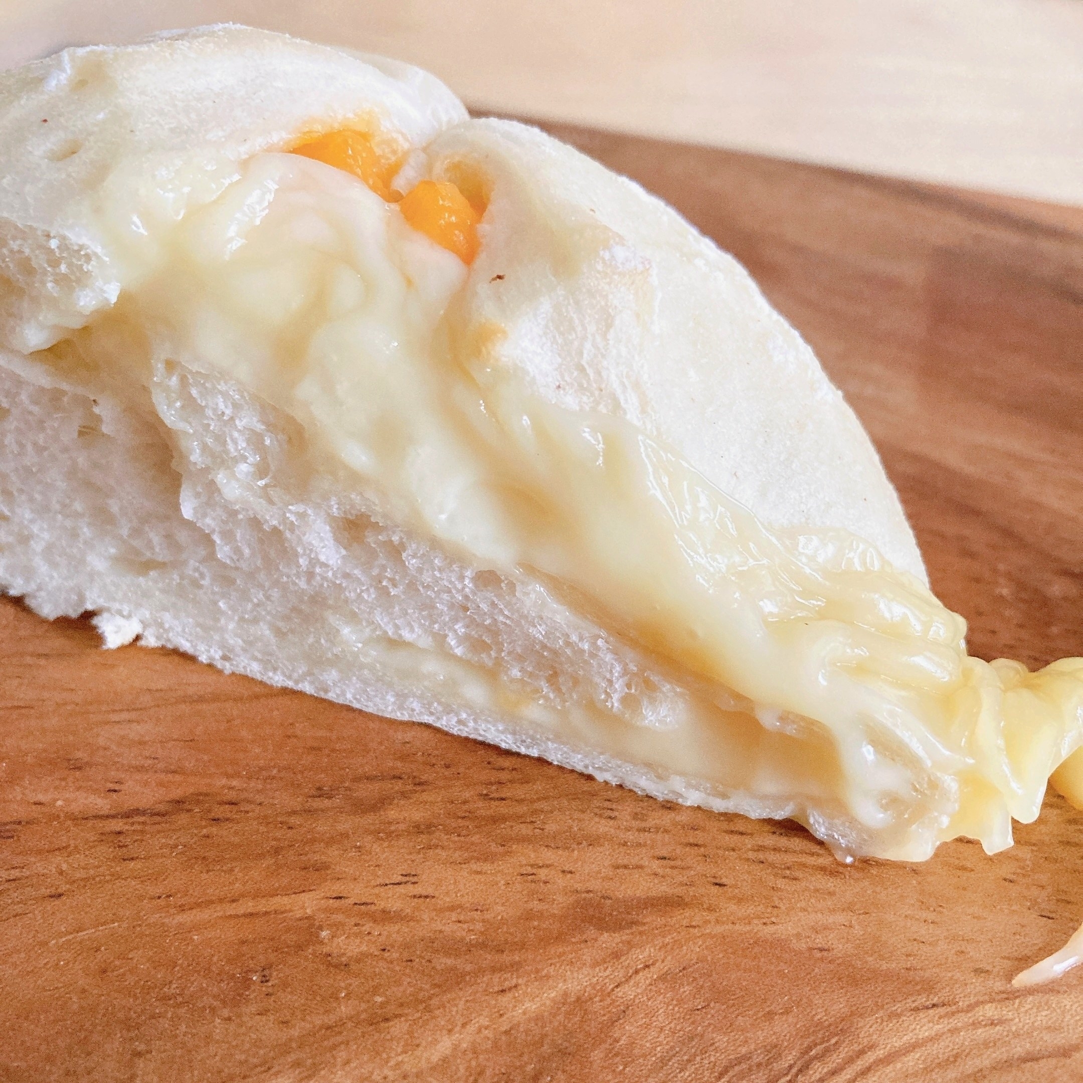 LAWSON（ローソン）のオススメのパン「白いチーズパン」