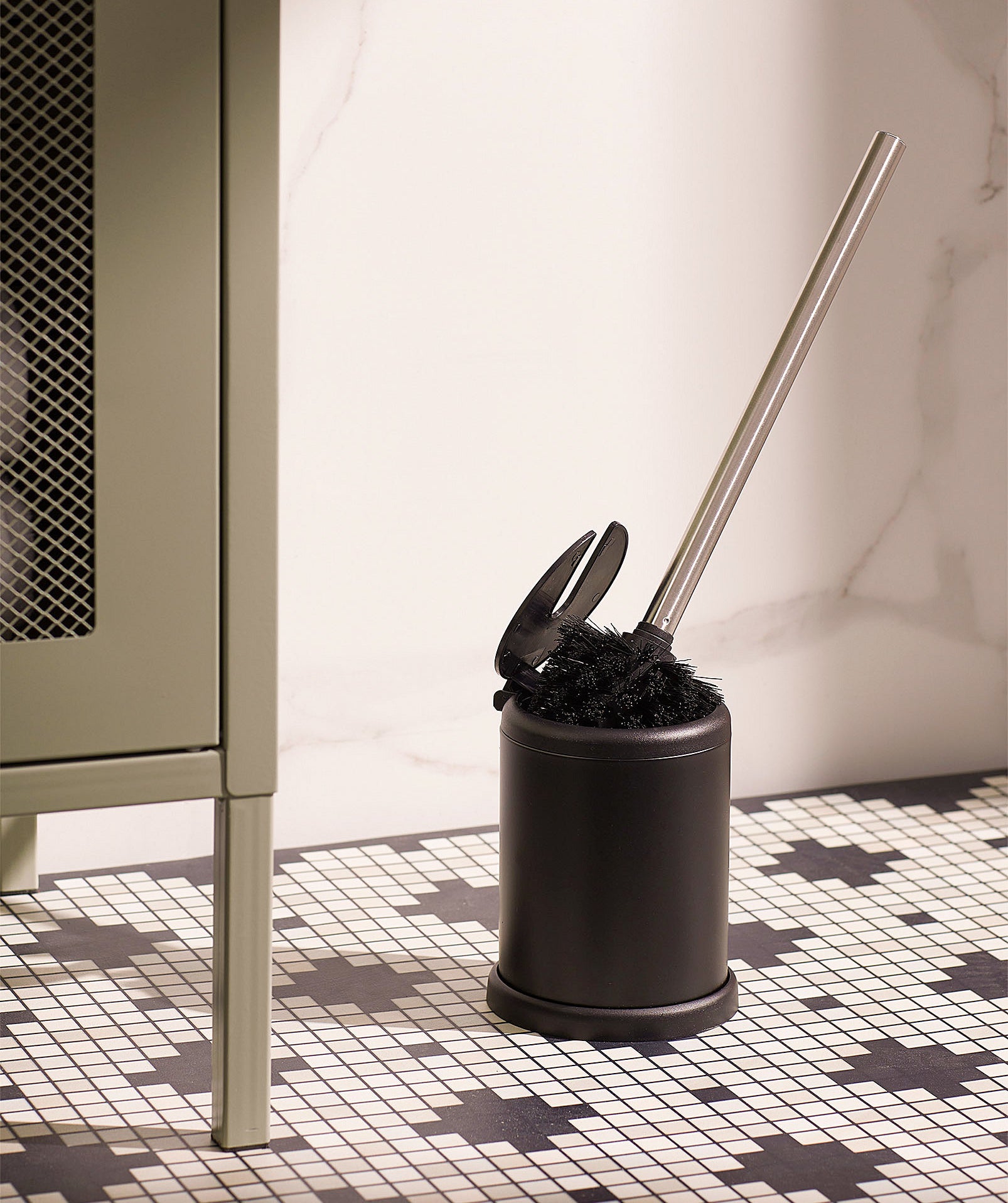 a toilet brush with an automatically closing lid